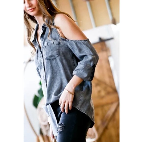 NWT UnBothered Gray Denim Cold Shoulder Roll Tab Button-Down Shirt - Picture 4 of 5